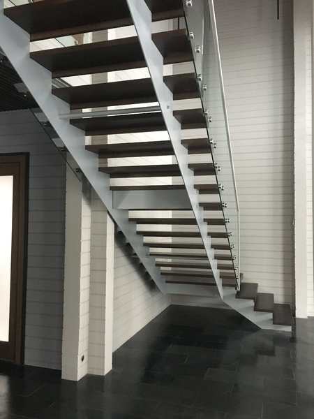 Лестница из черной стали со стеклянным ограждением 2