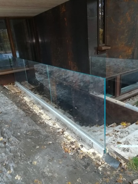 Ограждение из стекла и дополнение кортеновской сталью (под ржавчину)